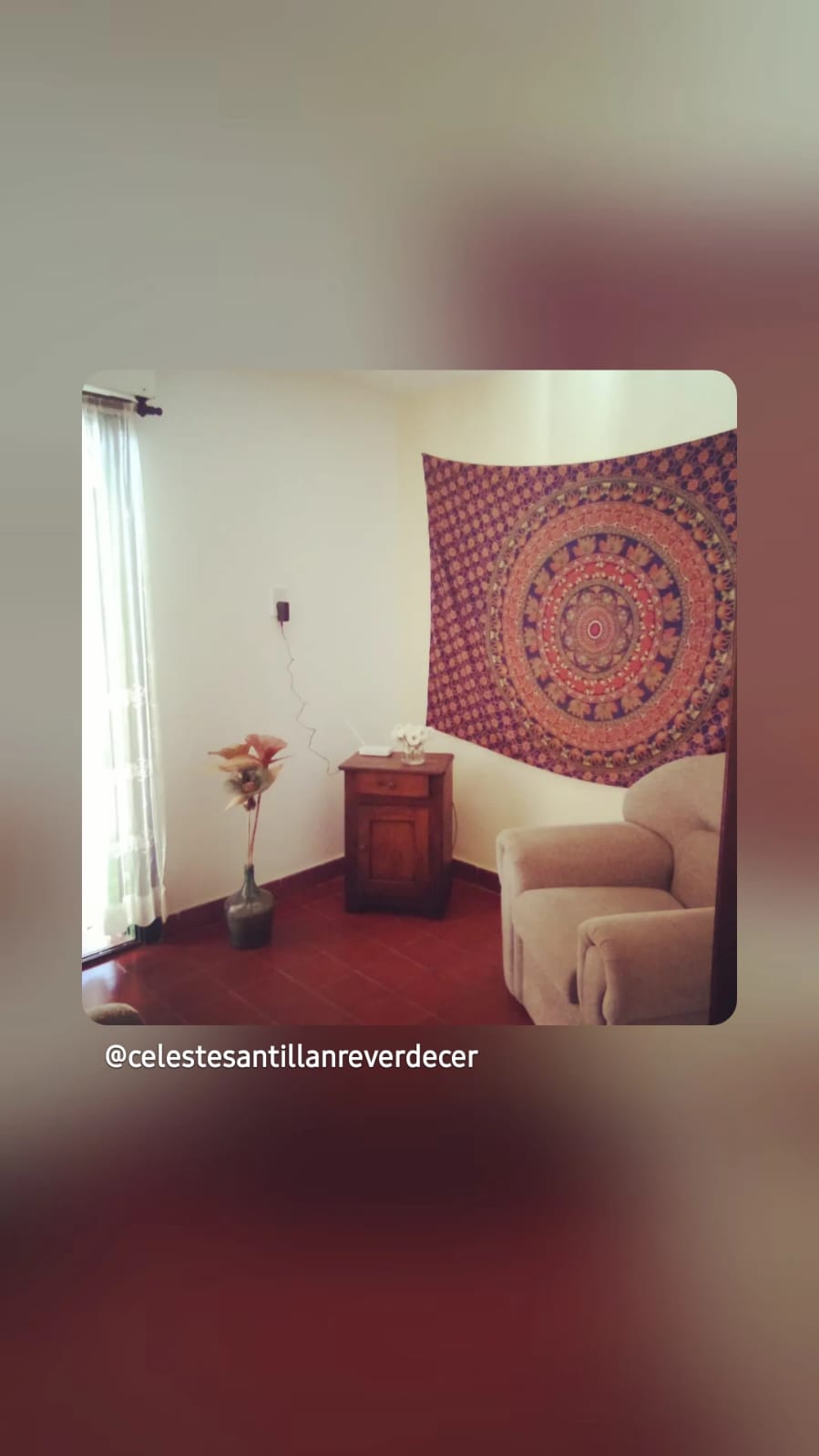 Consultorio de Celeste: un sillón junto a una ventana y un tapiz de colores cálidos